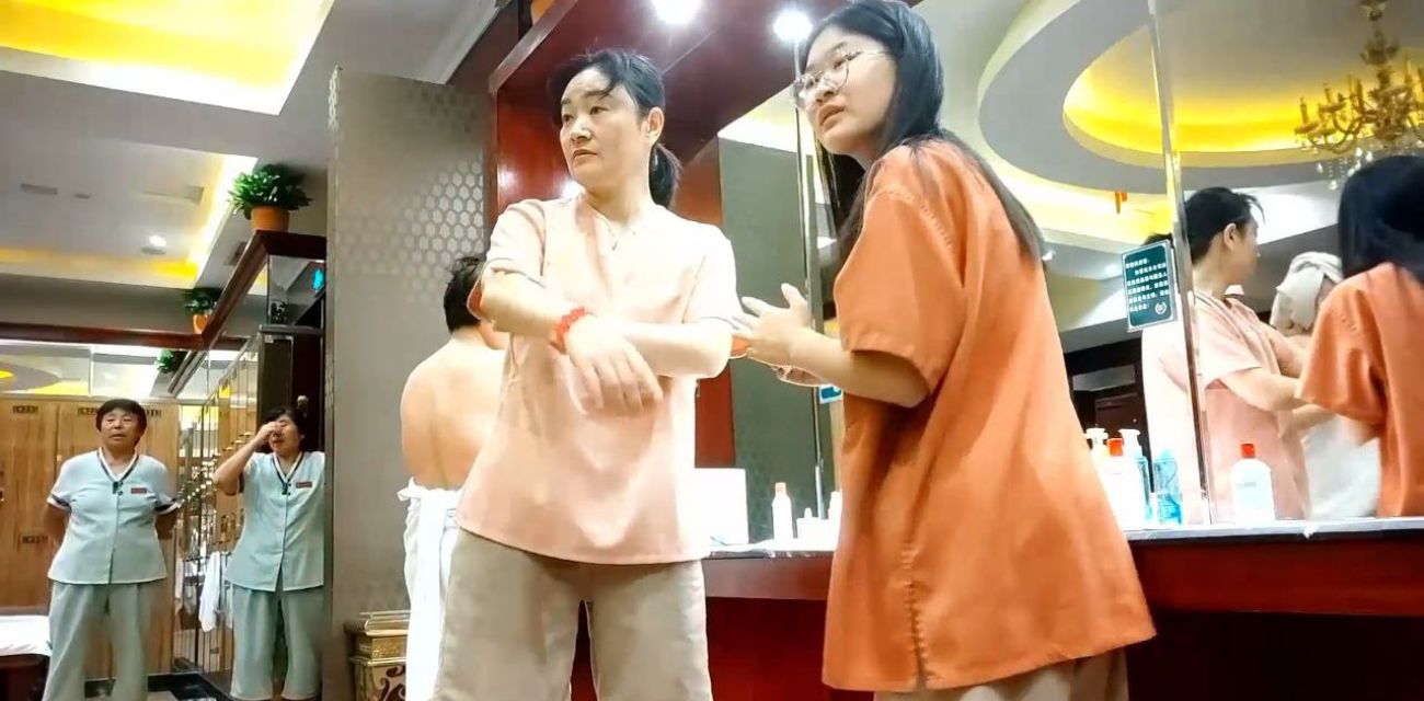 洗浴会所偷拍 少妇大厅当众掰开肥臀擦拭嫩穴 看得真得劲儿！