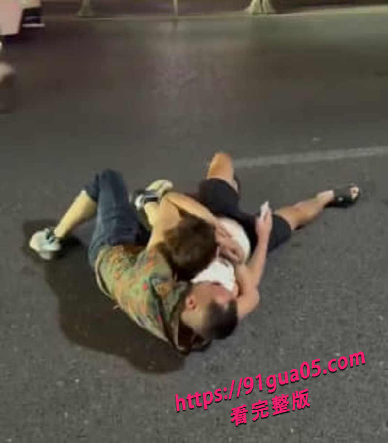 两兄弟躺在马路上05