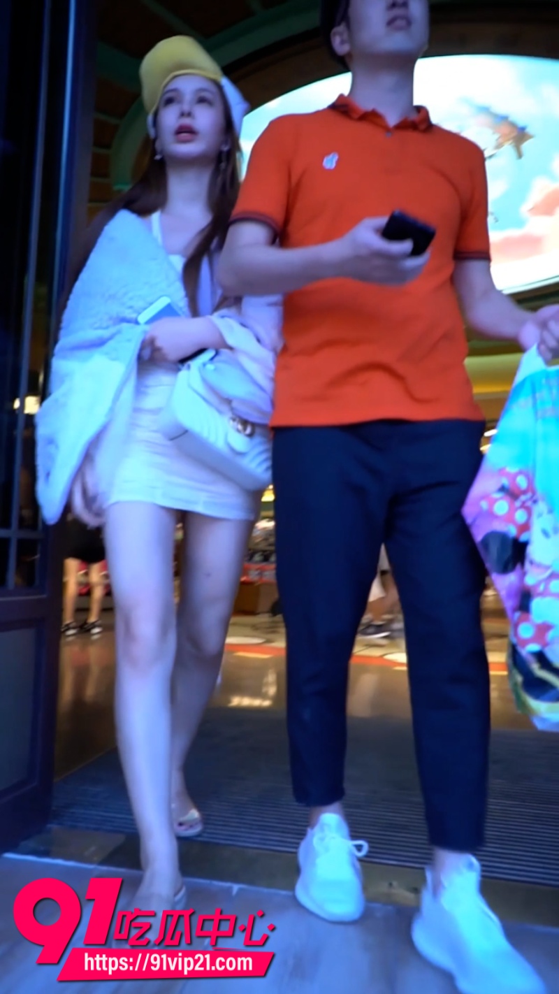 抄底大神8月新作 在商场尾随偷拍长腿美女裙底 人家男友还在旁边大神竟敢夫前犯罪