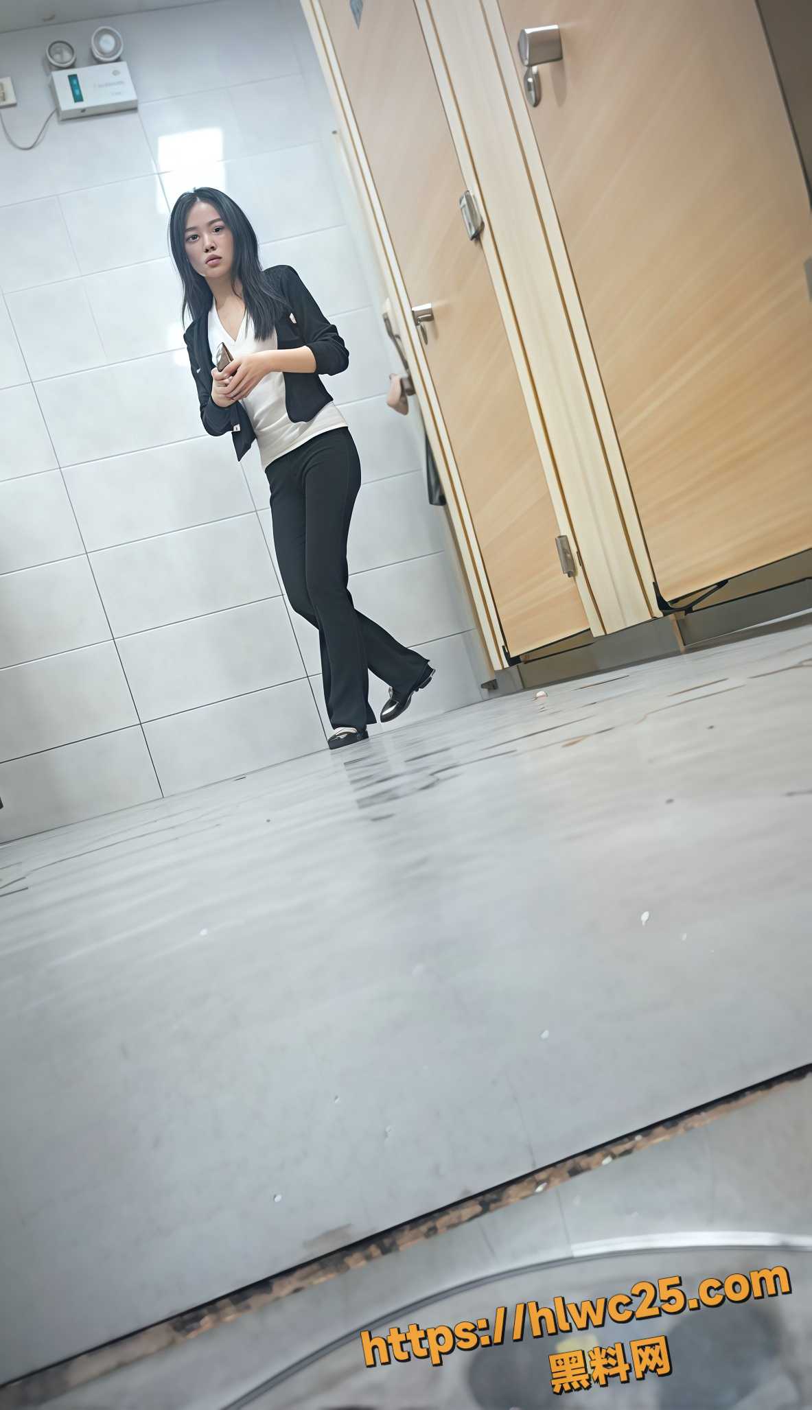 精品厕拍系列 偷拍多位美女少妇 无毛嫩穴放尿瞬间