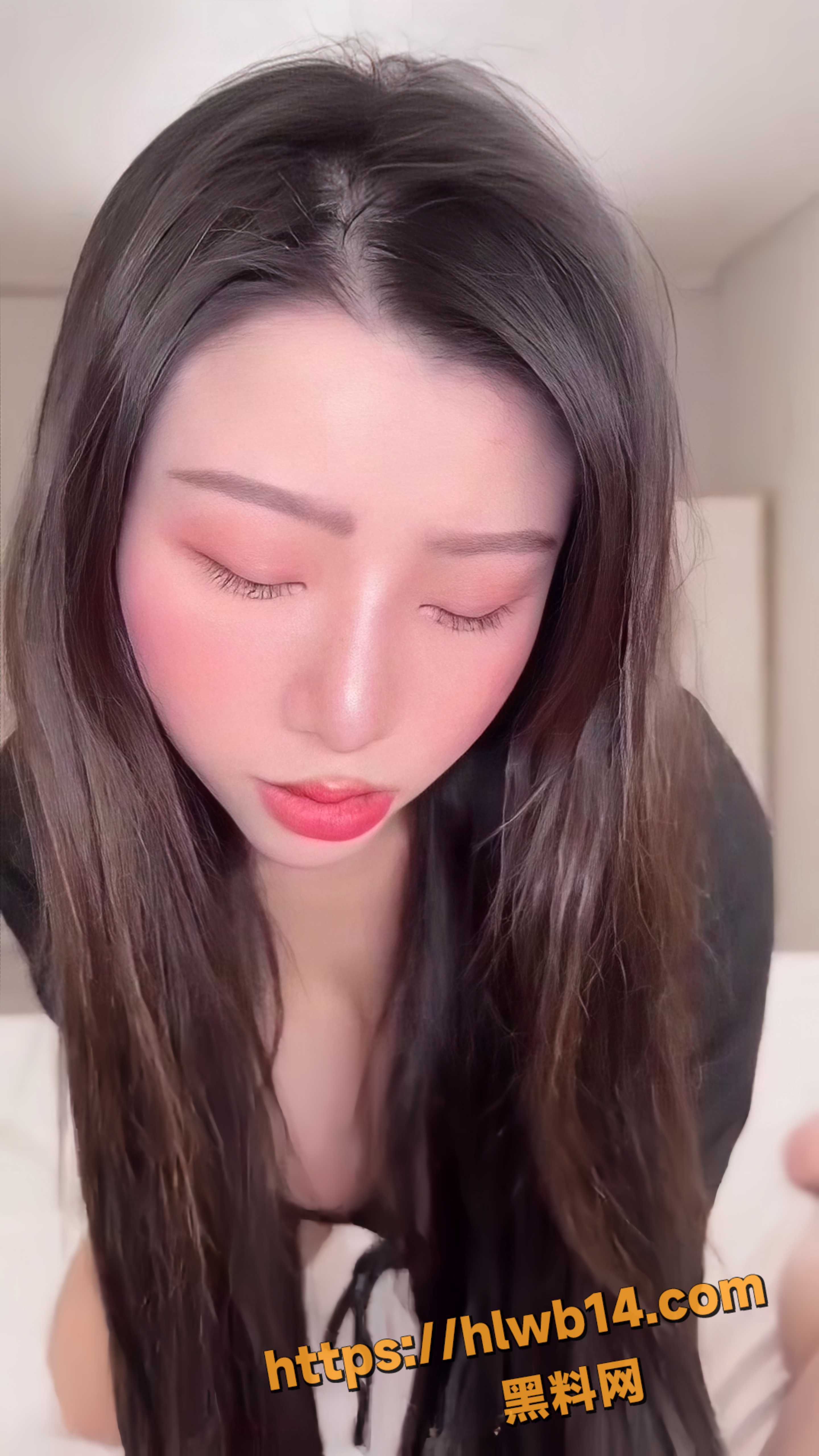18岁台妹 艾瑪Emma 最新作品 巨乳肥臀全程主动深喉骑乘 表情淫荡无比！