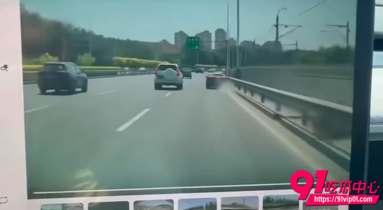 克尔维特撞隔离带事故1 克尔维特撞隔离带事故1