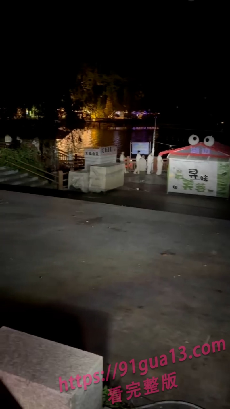 广东花都区惊现邪教?多人穿白衣白裤在古墓排队游 配图5