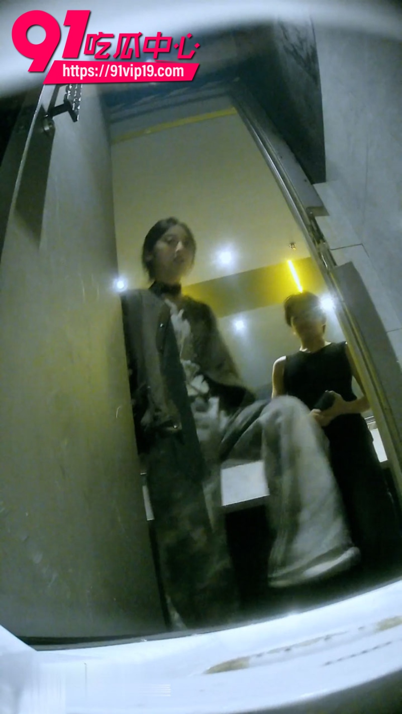 厕拍大神在夜场女厕所偷拍坐台女不雅尿尿画面5 厕拍大神在夜场女厕所偷拍坐台女不雅尿尿画面5