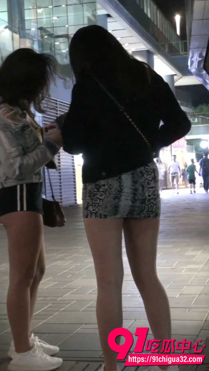 经典街拍包臀短裙美女6