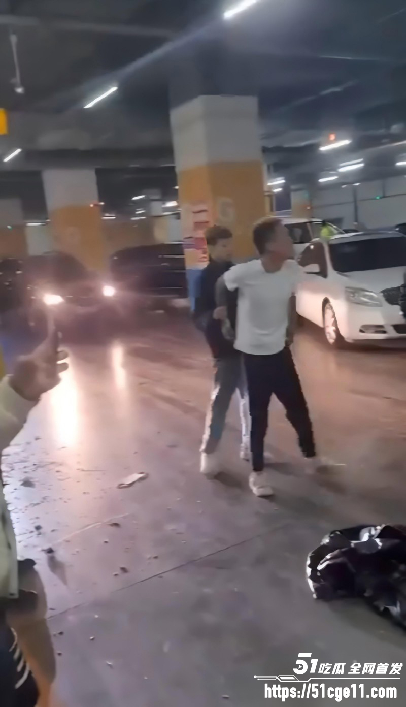 精神小伙地下车库挑衅被暴揍01