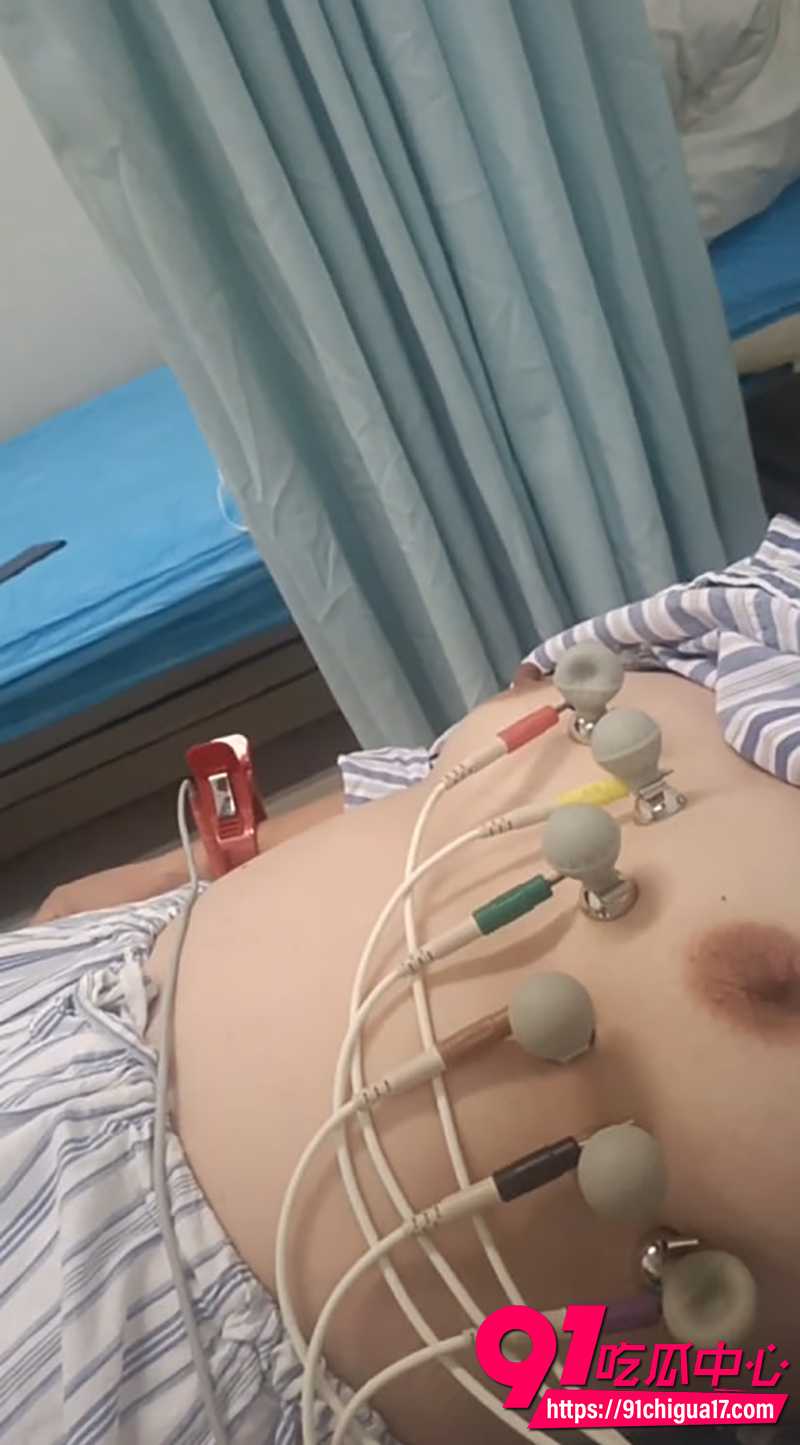 医院重磅偷拍 无良医生心电图室偷拍少妇熟女极品美乳！