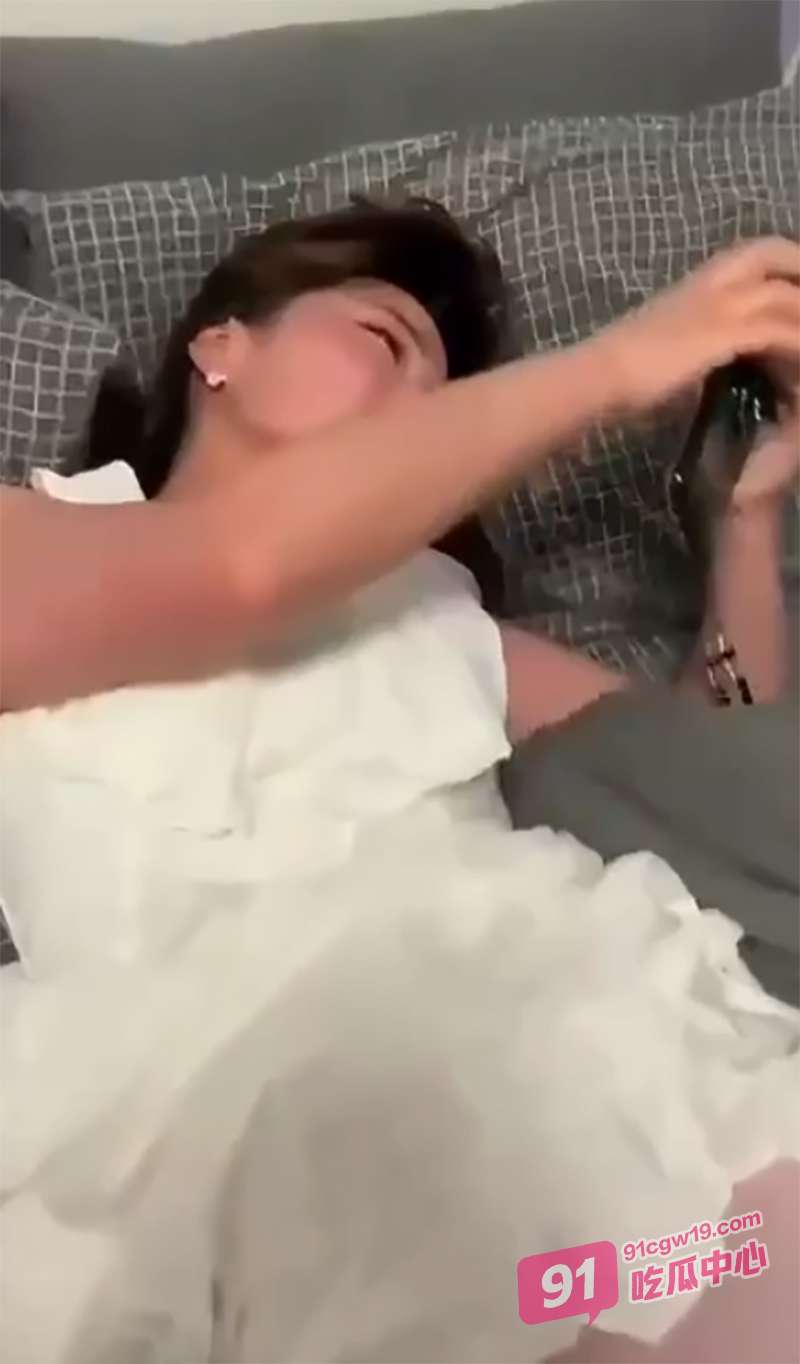买醉的人妻水更多～寂寞少妇遇到舔狗小哥 爱情的火花滋滋滋！
