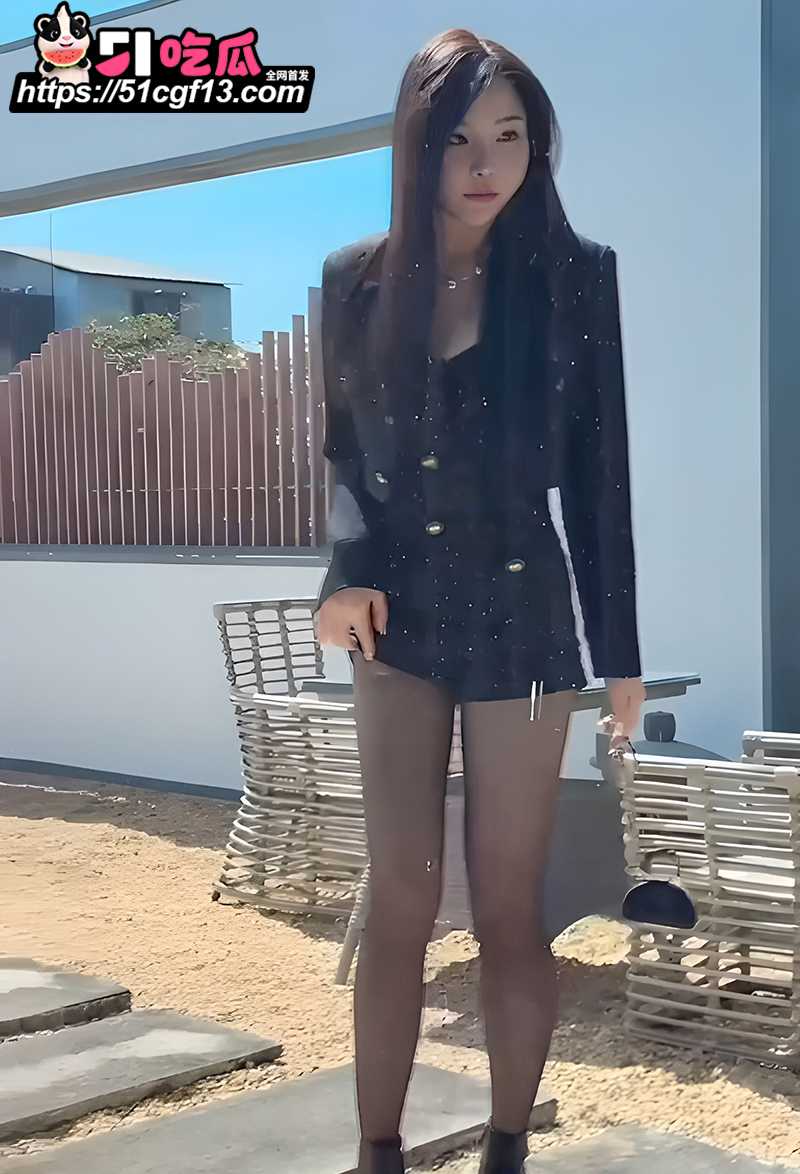 极品嫩模 徐莉芝 户外情色福利 别墅庭院淫浪脱衣 真空黑丝全裸诱惑！