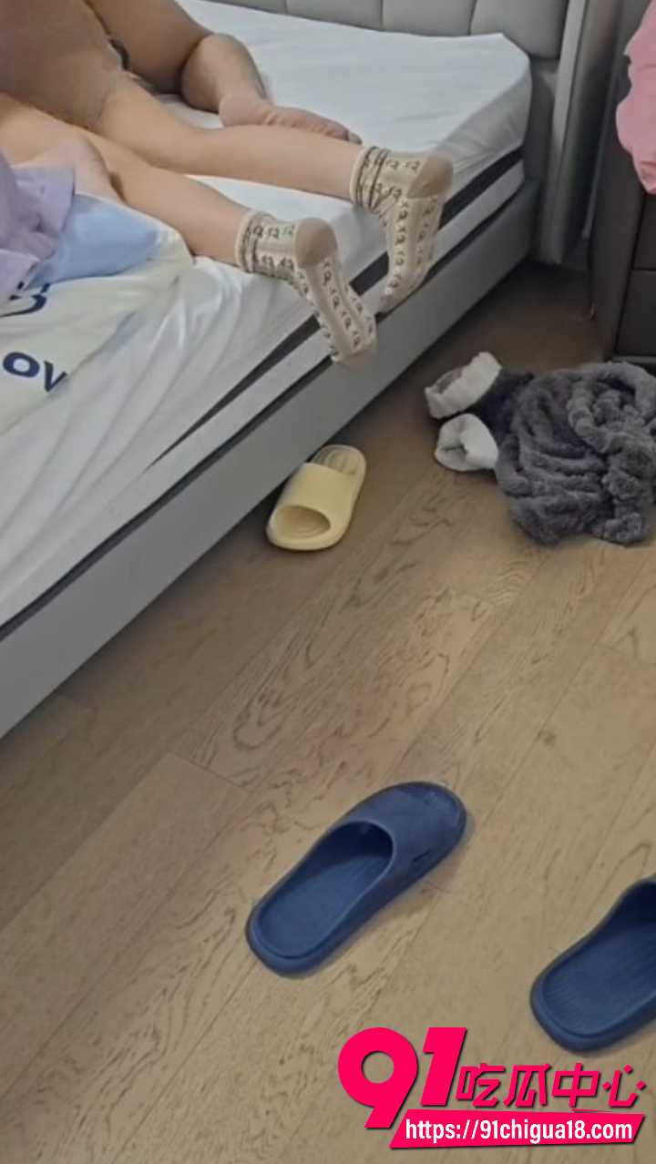 儿子偷拍妈妈洗澡后直接床上强上9 儿子偷拍妈妈洗澡后直接床上强上9