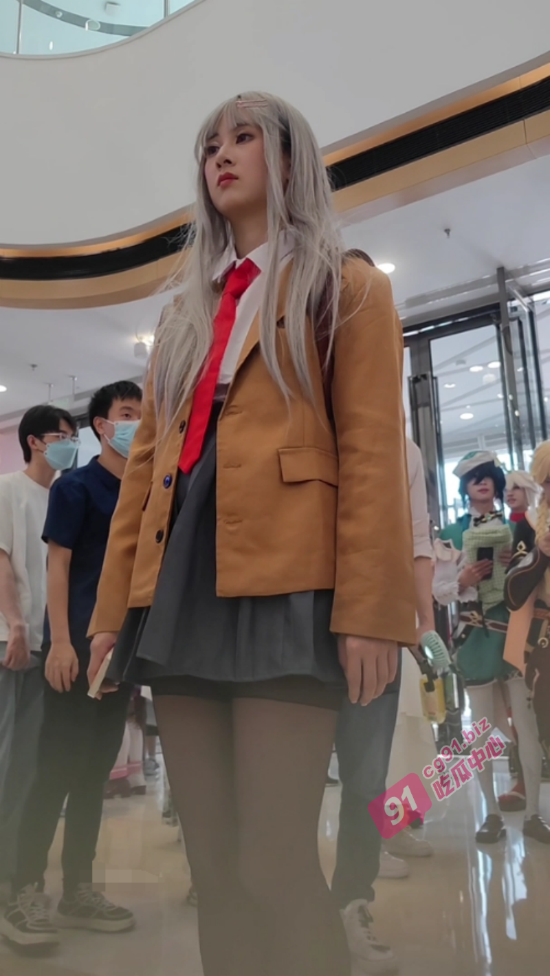 【偷拍抄底】商场动漫节抄底偷拍cos苍崎青子二次元美女 裙底黑丝性感内裤!