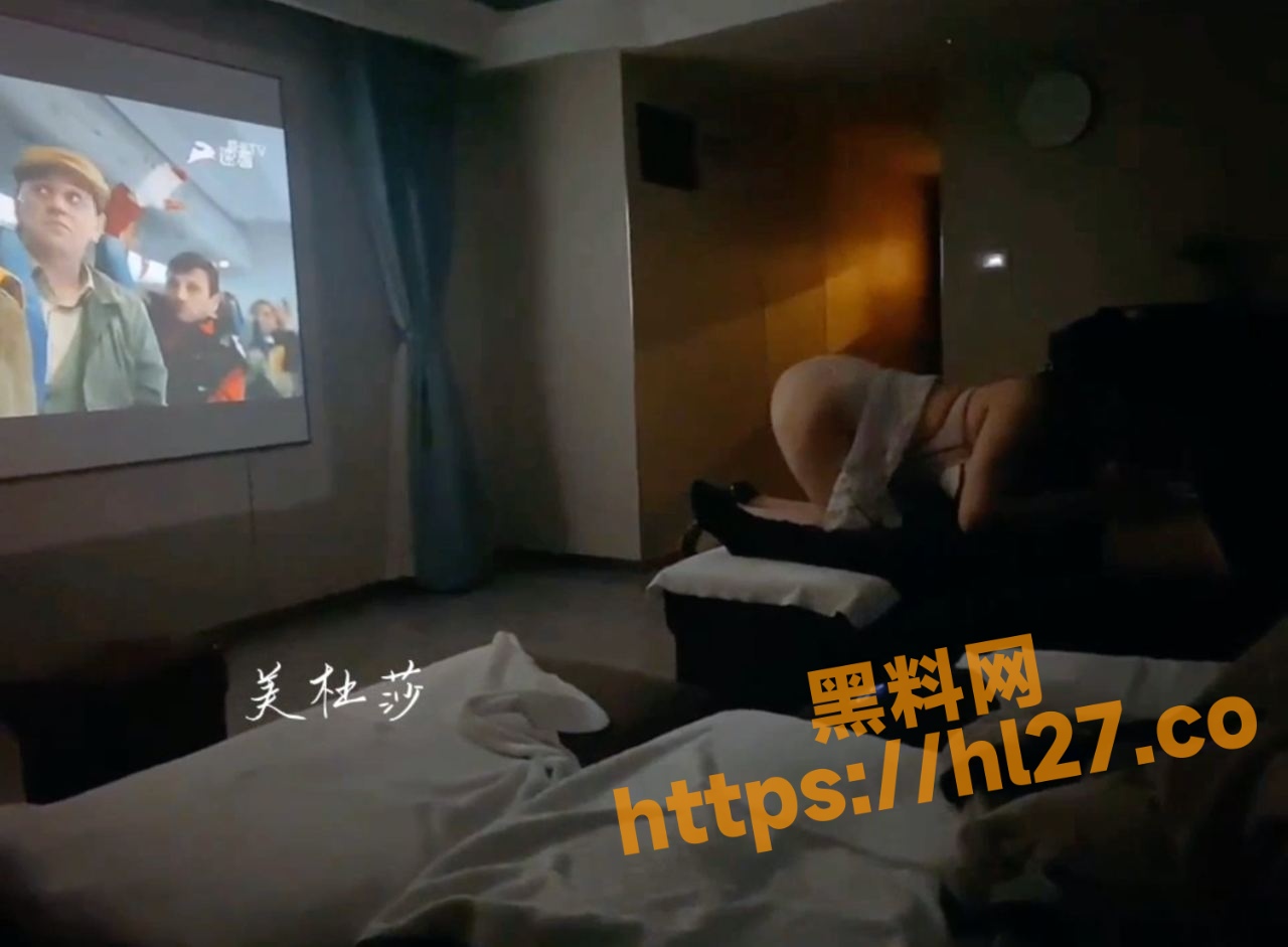 美杜莎流出最新付费私拍！身穿黑丝变身骚货打麻将输钱拿肉体抵债轮着操！