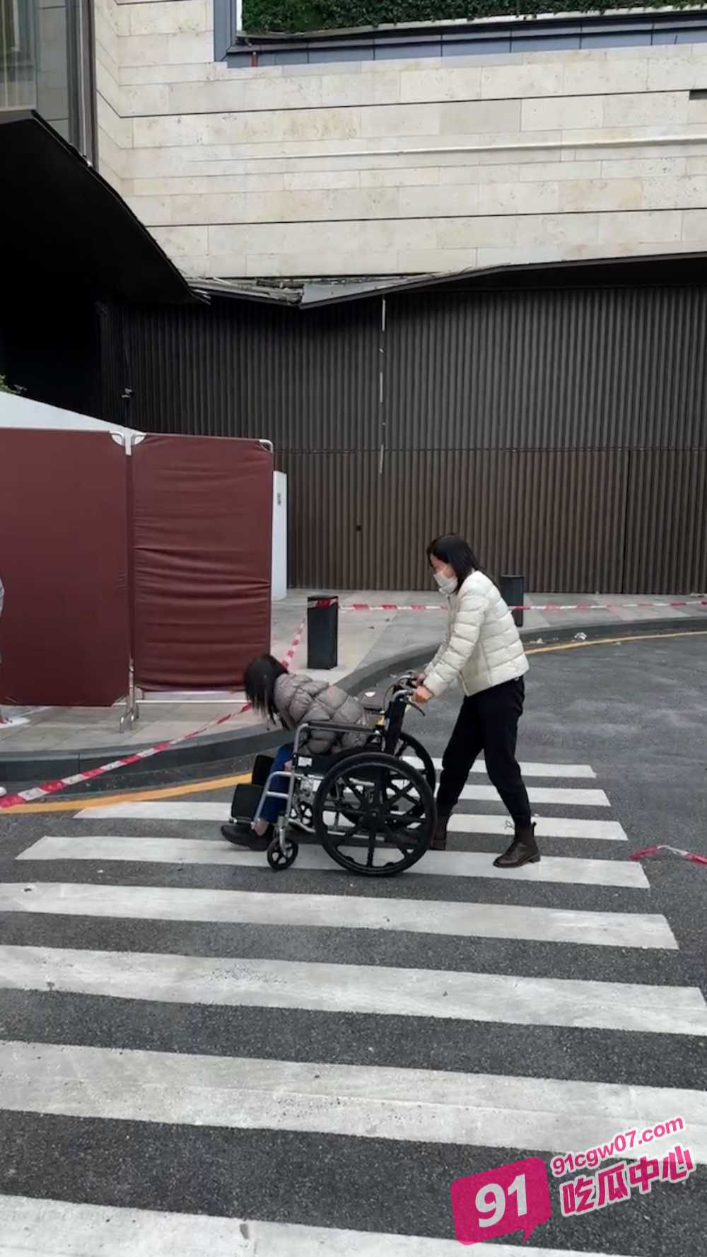深圳湾悦府爆炸坠楼女孩后续 官方封锁消息引起居民的气愤 润物业的不作为也更让人心寒！ 配图9