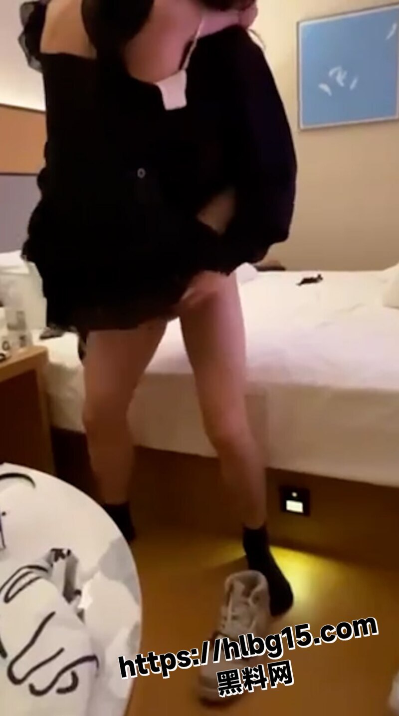推特绿帽男 困困鱼 最新私拍 亲手掰开老婆的双腿 让单男直面插入蜜穴！