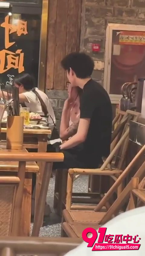 眼镜妹餐厅摸男生鸡巴视频5 眼镜妹餐厅摸男生鸡巴视频5