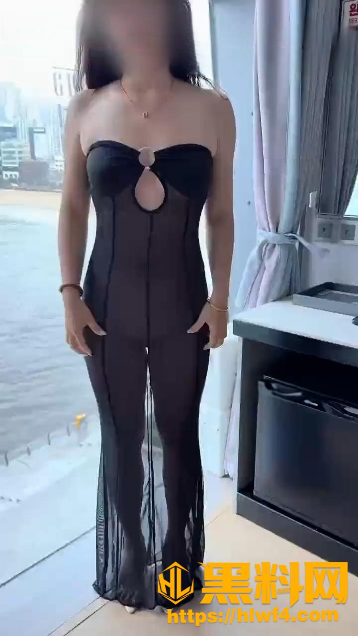 FansoneNTR淫妻 小蜜桃老师 海景饭店落地窗前被后入 小穴太紧把男伴爽到直呼受不了