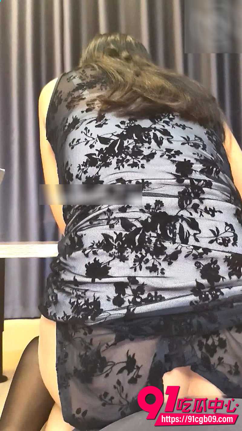 海角母子乱伦 骚妈边嗑瓜子边撩儿子下体 那只好狠狠的满足骚妈了!