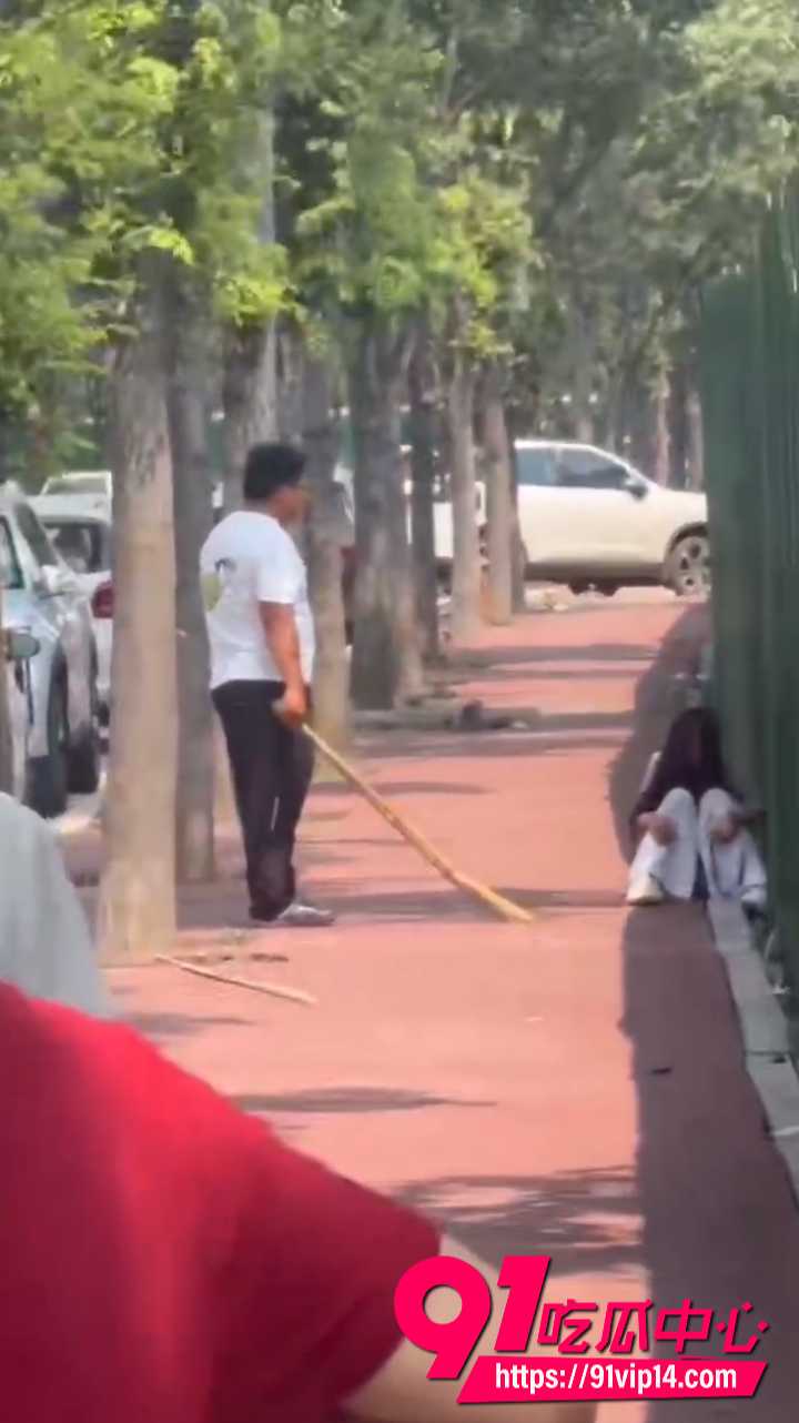 老公抓到老婆出轨当场狠揍3 老公抓到老婆出轨当场狠揍3