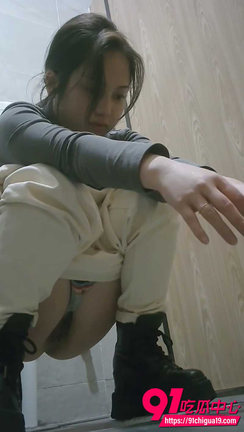 公园女厕全景偷拍 2