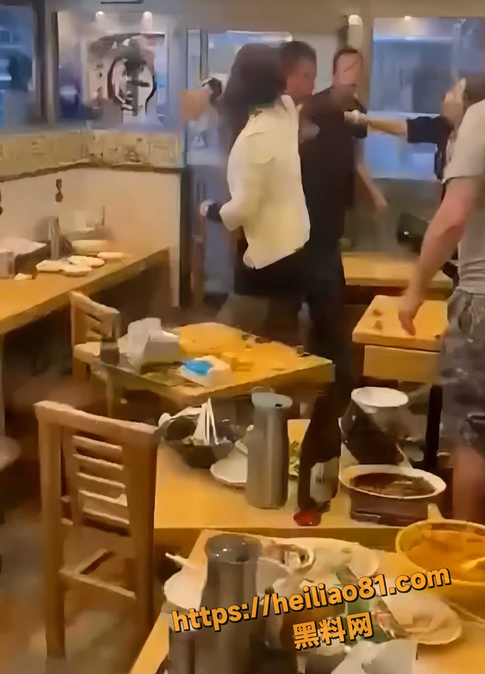 长沙解放西路一面馆 两桌顾客因争吵后大打出手 碗筷乱飞鸡飞狗跳