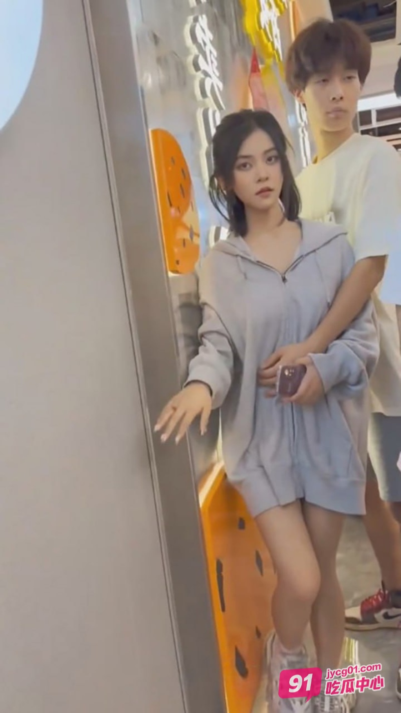 KFC抄底偷拍 妹子长相酷似王菲 嫩得像刚出水的桃子～