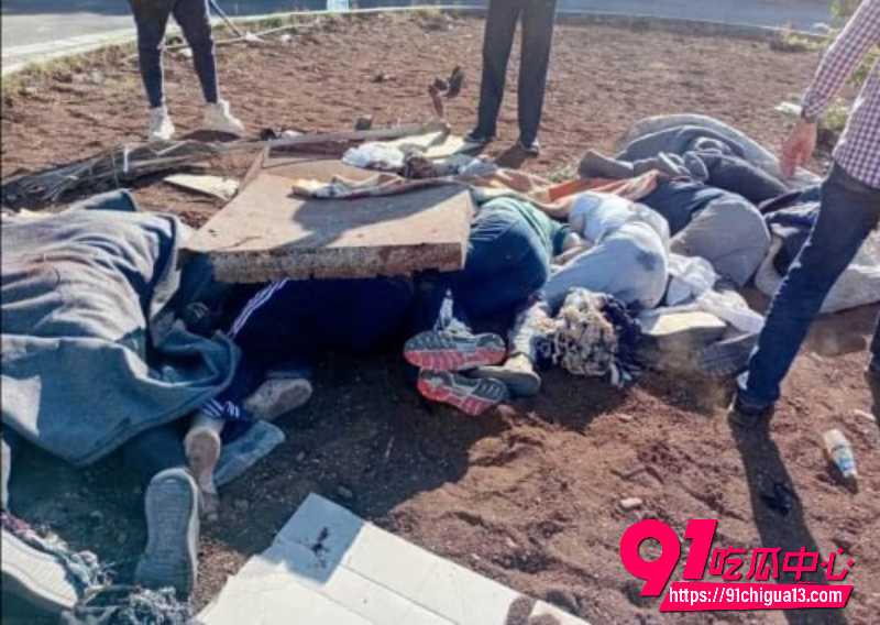 叙利亚政府倒台 HTS对当地武装女兵清算场面 残忍现场视频曝光3 叙利亚政府倒台 HTS对当地武装女兵清算场面 残忍现场视频曝光3