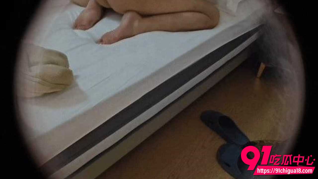 儿子偷拍妈妈洗澡后直接床上强上19 儿子偷拍妈妈洗澡后直接床上强上19