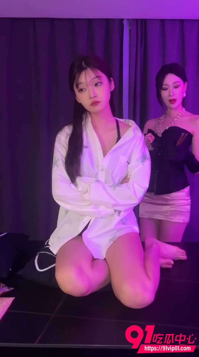 玩物直播女神伽萝携手艾琳 裸足调教男M 坐脸踩头舔脚玩弄各种羞辱！