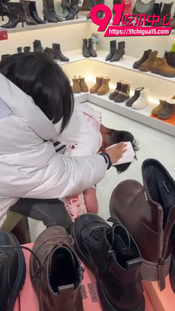 山东菏泽曹县精神小伙群殴白衣男9