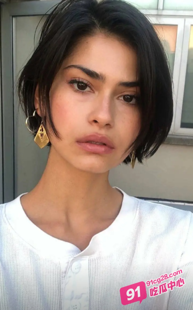 街头情色盲盒任务 美女箱子内让路人摸奶摸逼 主人的任务造福大众！ 配图2