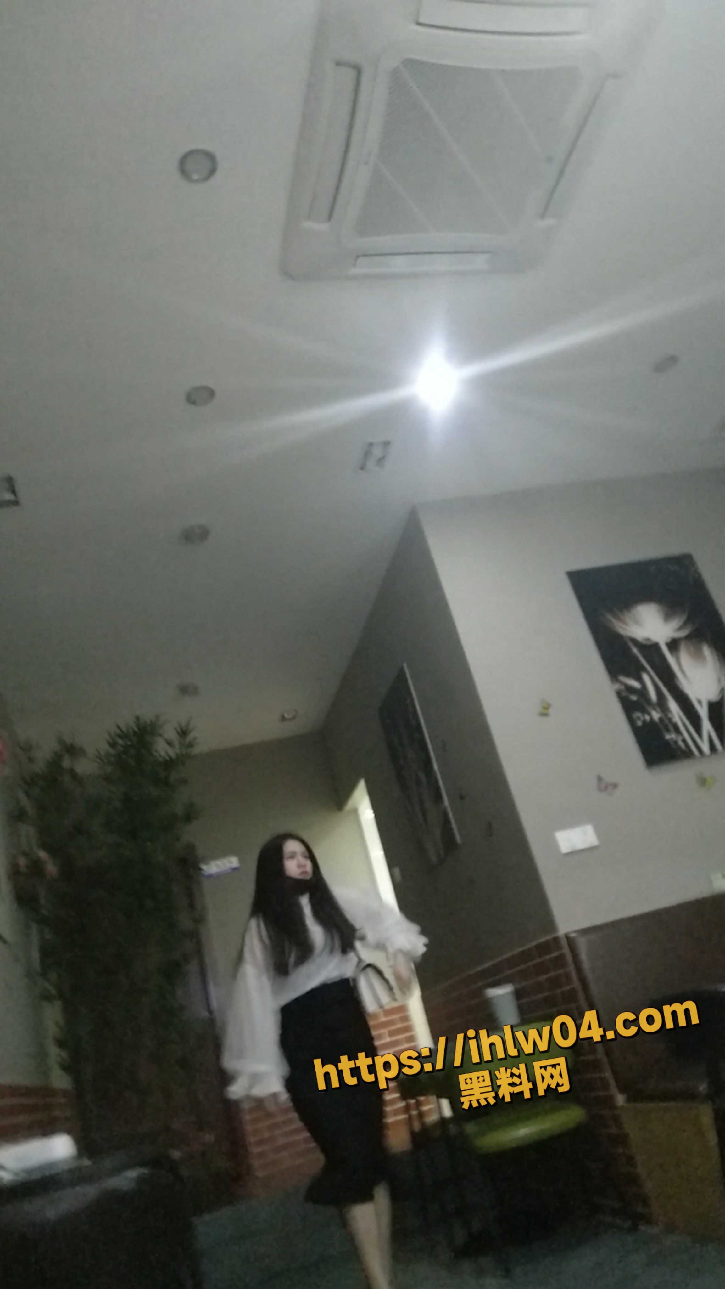 【巨有看点】干嘛呢 是看见帅哥了吗 骚逼痒的话 我可以帮你解决啊！
