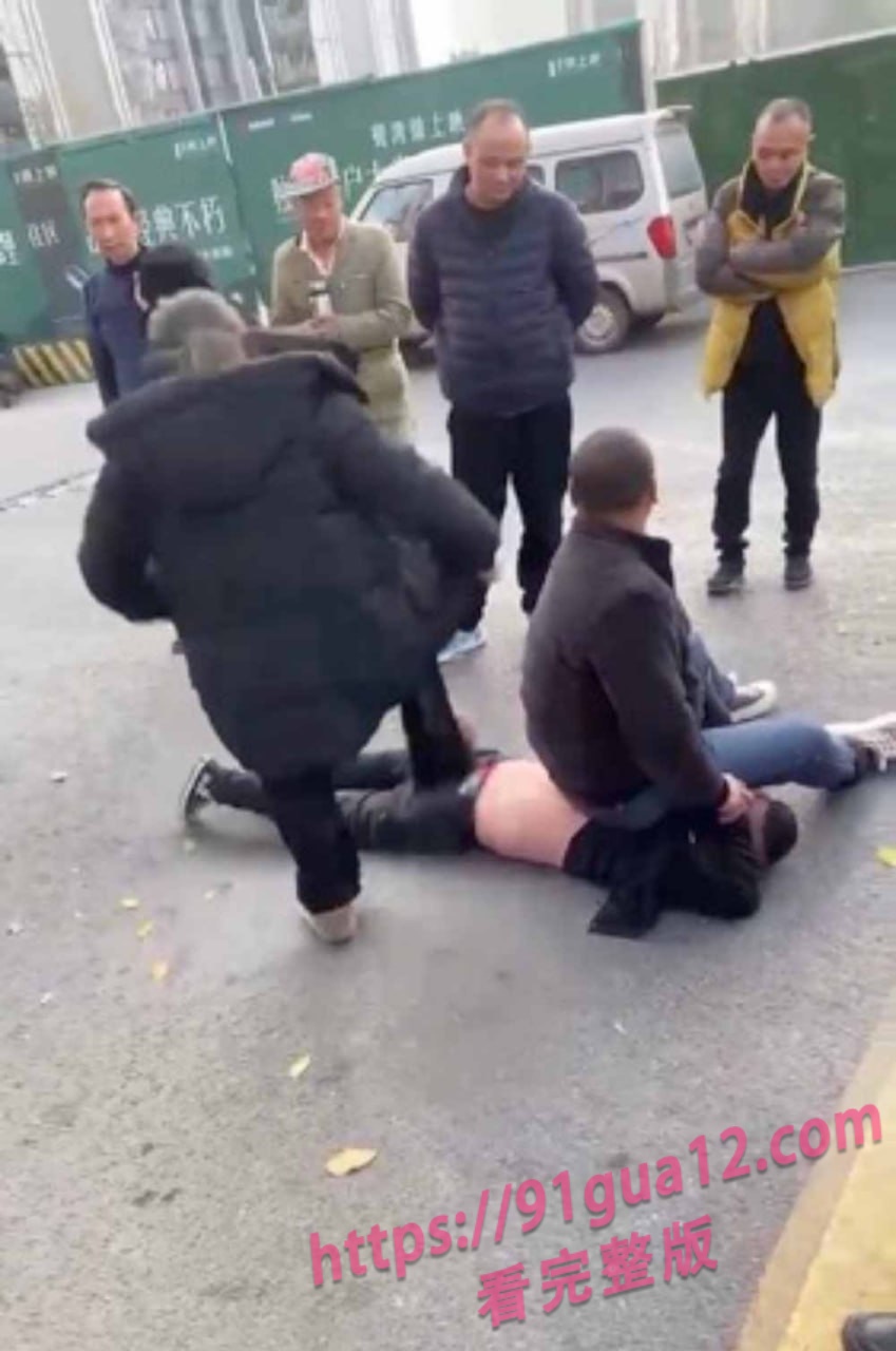 四川绵阳热瓜 强壮少妇当街暴打抠搜炮友！现场劲爆视频曝光～ 配图4
