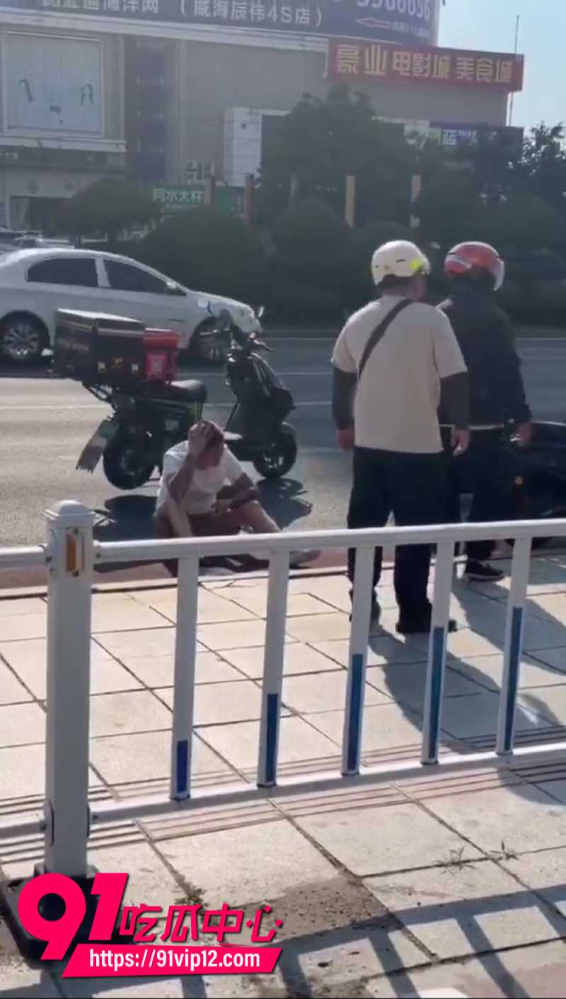 外卖员与另一位摩托车司机发生碰撞后被暴打4