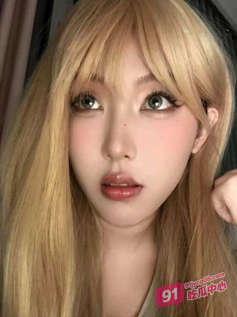 母子乱伦之和朋友一起3P美艳小妈 多角度轮流猛干爽翻了~
