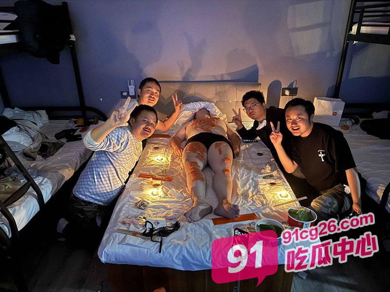 男同重口警告！云启电竞酒店男同人体盛宴 场面极度淫乱！ 配图