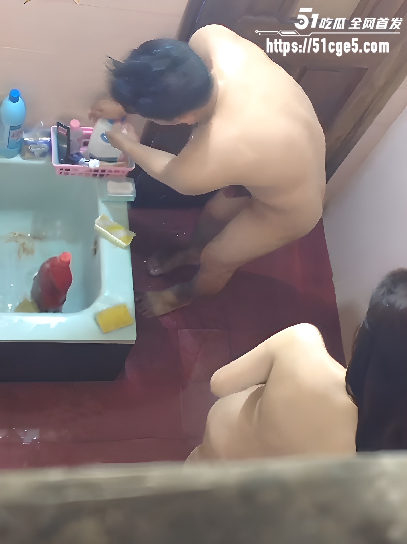房东爬窗偷拍 情侣鸳鸯浴 3 房东爬窗偷拍 情侣鸳鸯浴 3