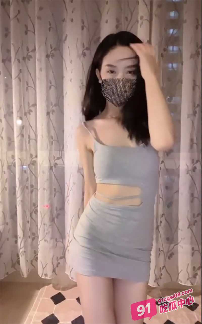 花椒顶流女神黄一忆 土豪高价私人定制 对镜骚舞卖弄风情 长腿蜂腰巨顶身材诱惑值拉满！ 配图