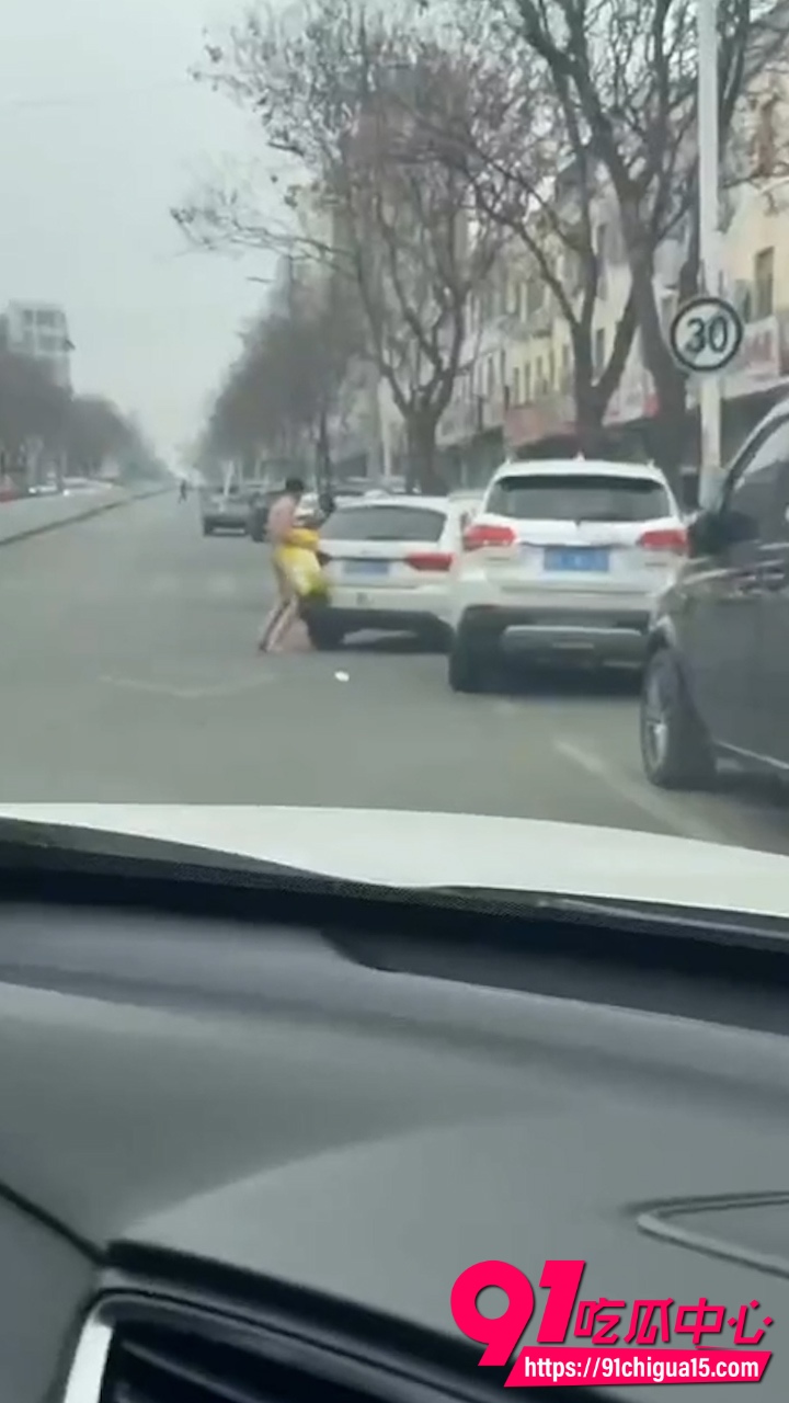 山东费县二中门口惊现裸男3