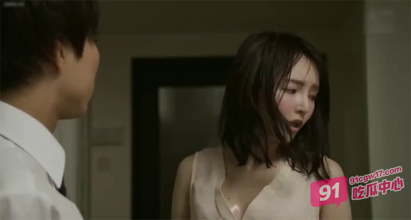 猛男撸片必备～小嫩妹被安排加班 惨遭强暴高潮 被狠狠插到哭喊求饶！