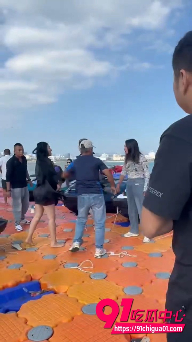 海南三亚海边 三女爆发冲突 头发一拽倒地就干9 海南三亚海边 三女爆发冲突 头发一拽倒地就干9