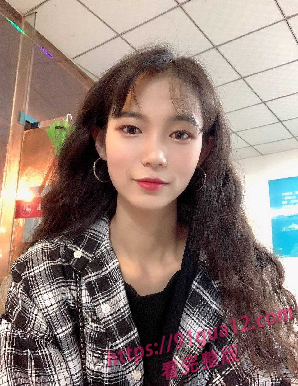 云南高校美女被假经纪人忽悠做模特 全裸洗浴展示身材