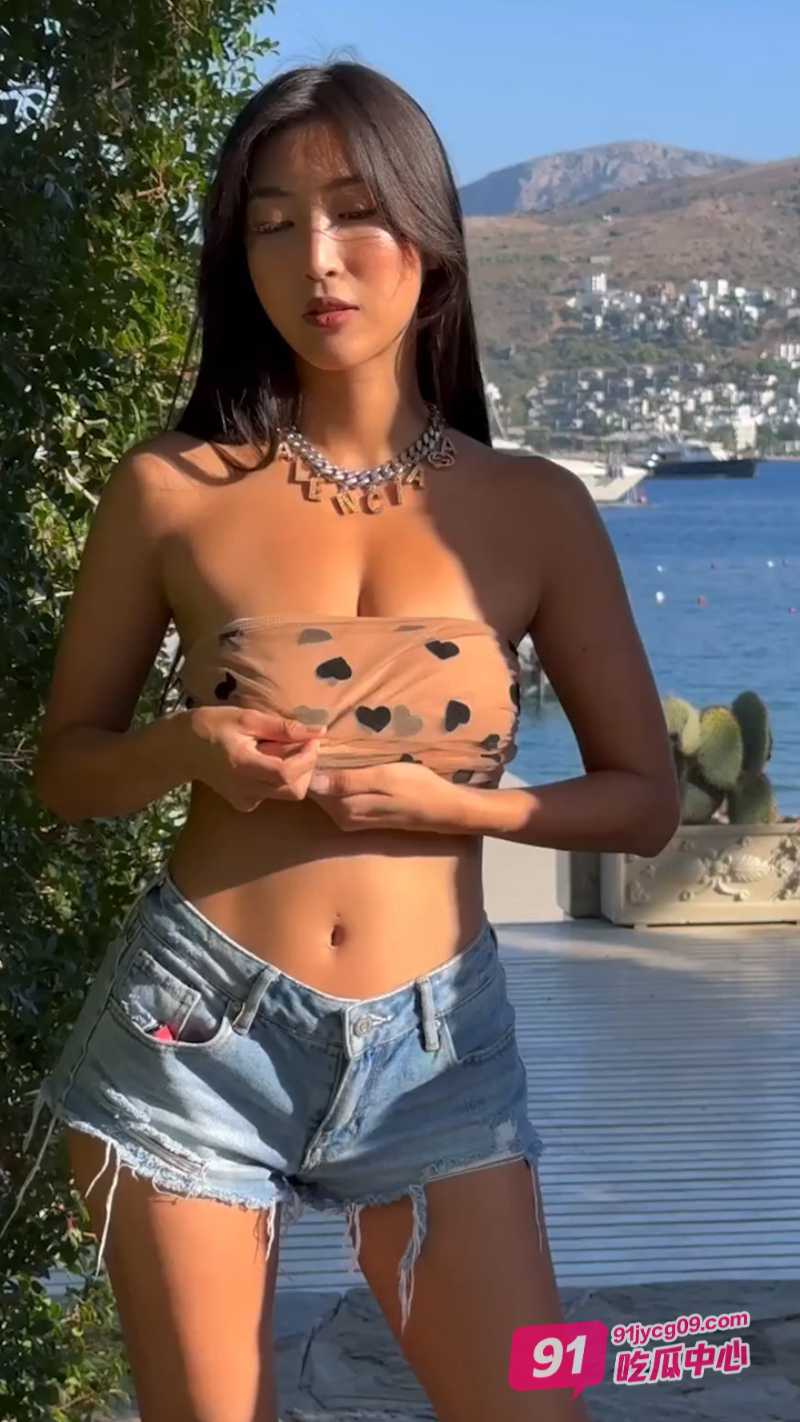 巨乳女神海边露出 穿着各种情趣装被后入 景美人也美！ 配图