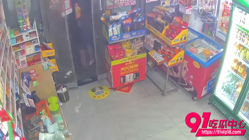 宜昌精神小伙打砸无人店偷烟事件4