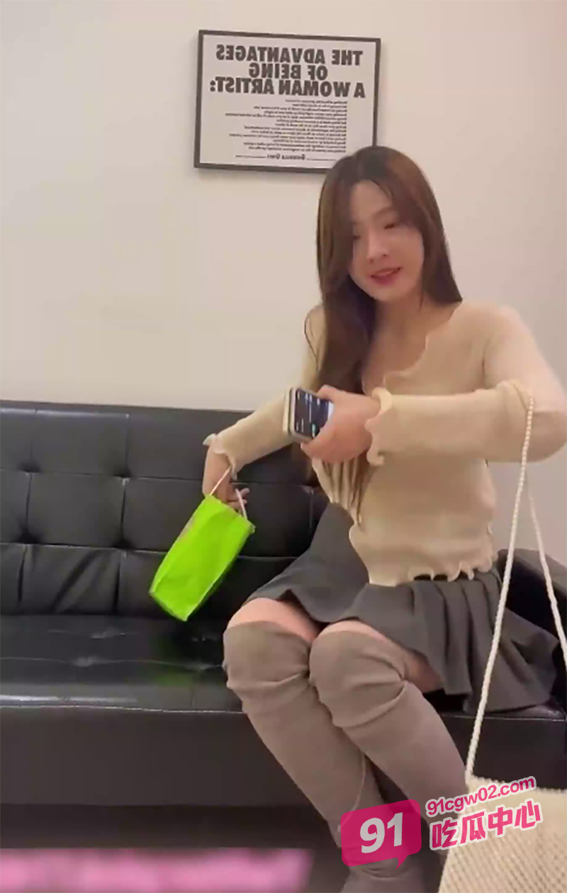 约炮大神粉红君 5千约操神似赵露思的微胖女神 颜值和身材让人看得心跳加速！ 配图