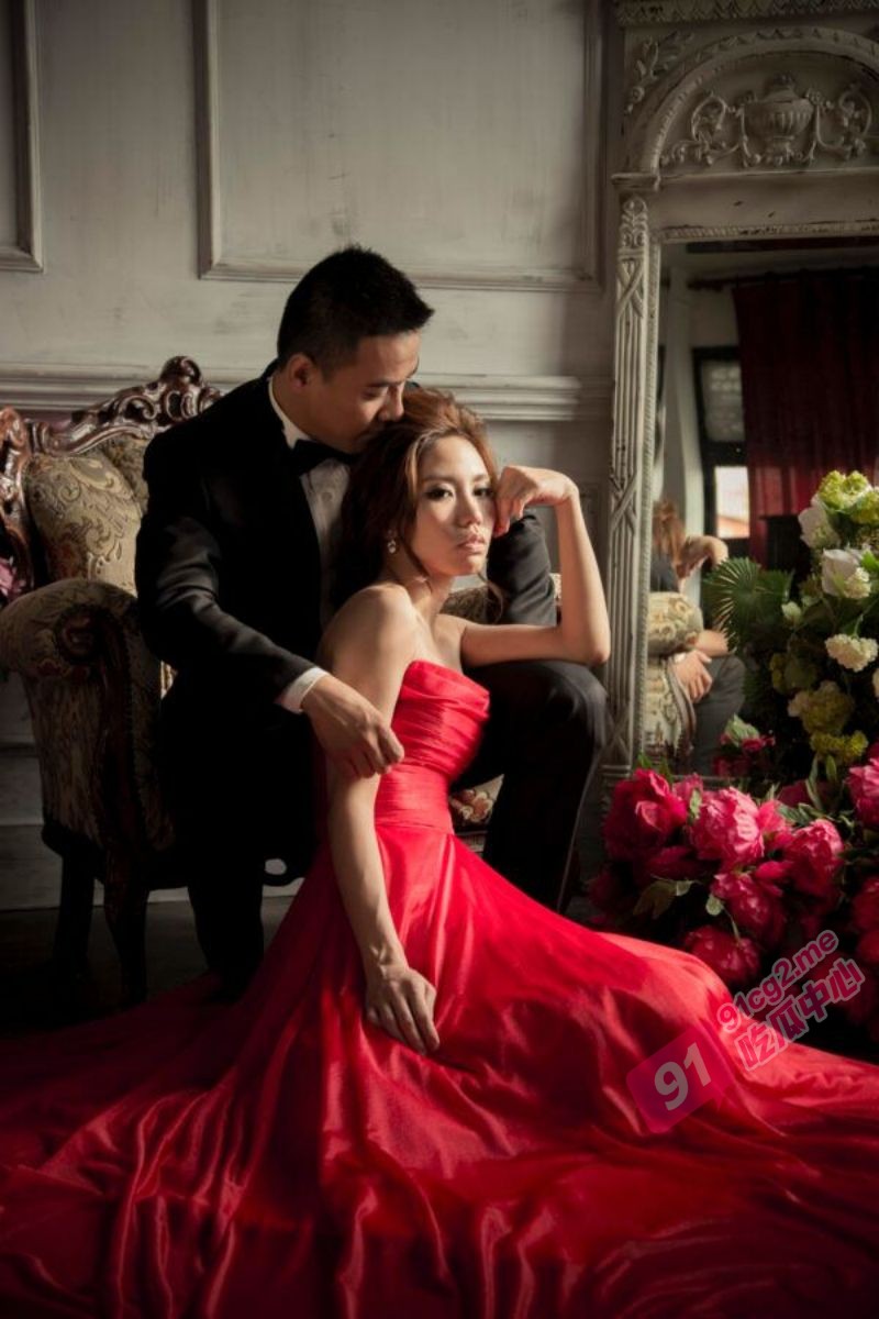 多人洞房见过吗～夫妻结婚当天 新郎找兄弟一起操新娘 一起享受媳妇的美穴！