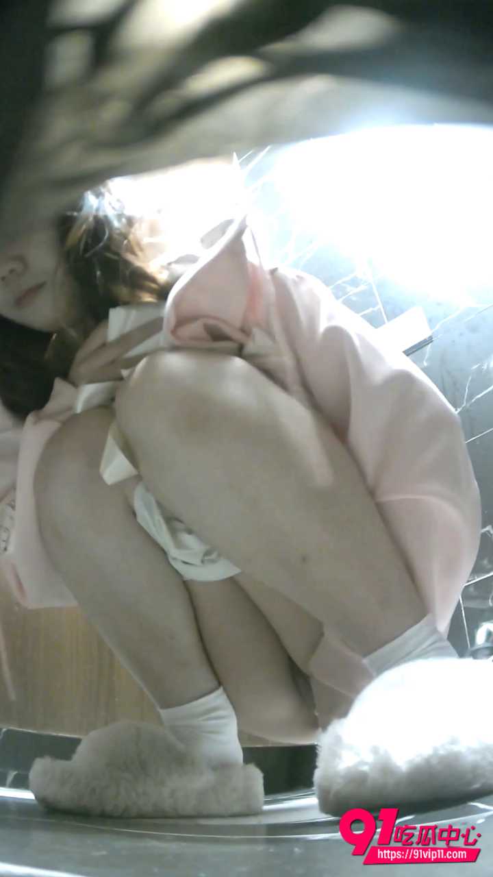 酒吧女厕全景偷拍11