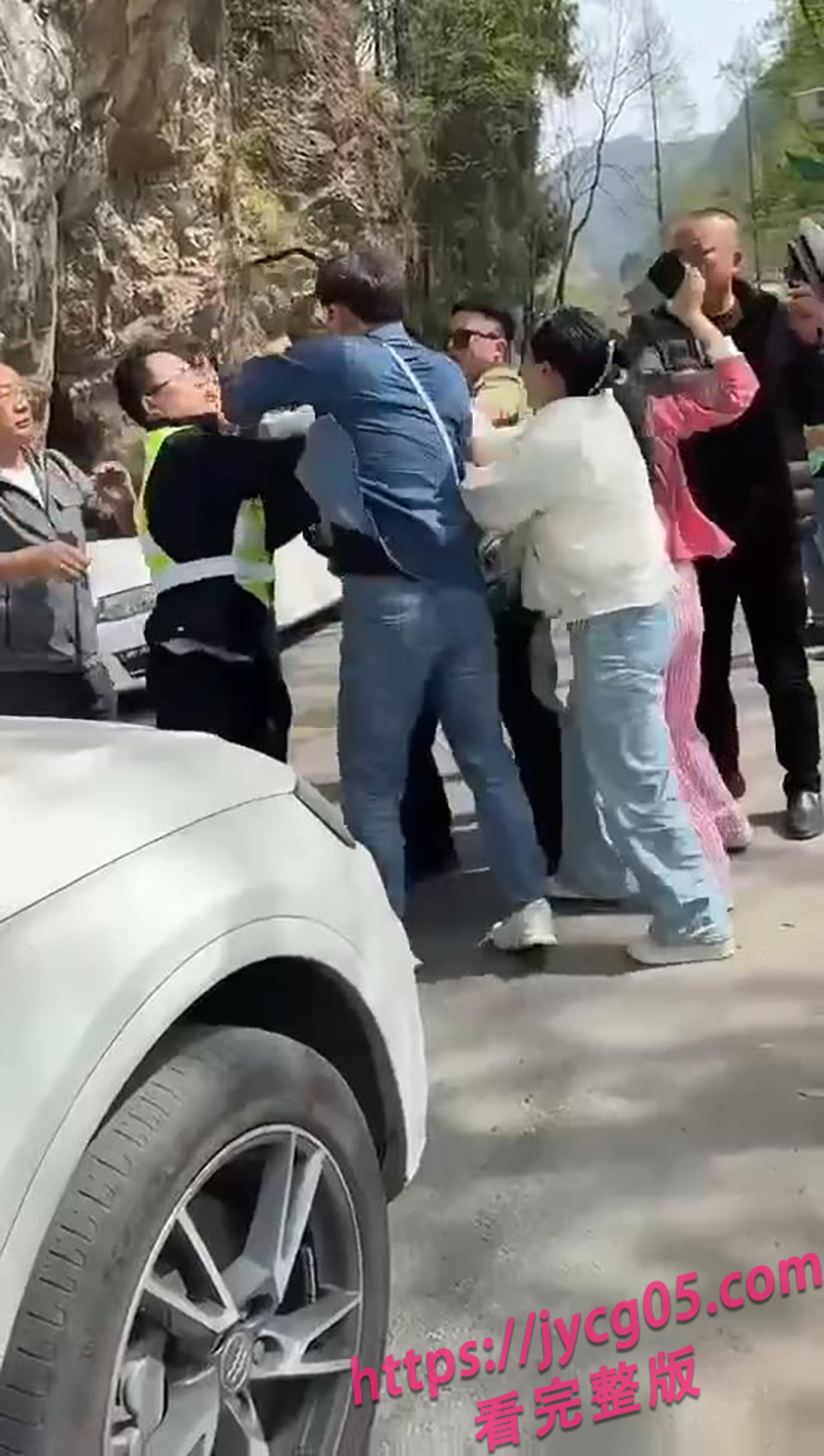 骂战现场升级无规则格斗赛！交警要是不在绝对出命案！ 配图5