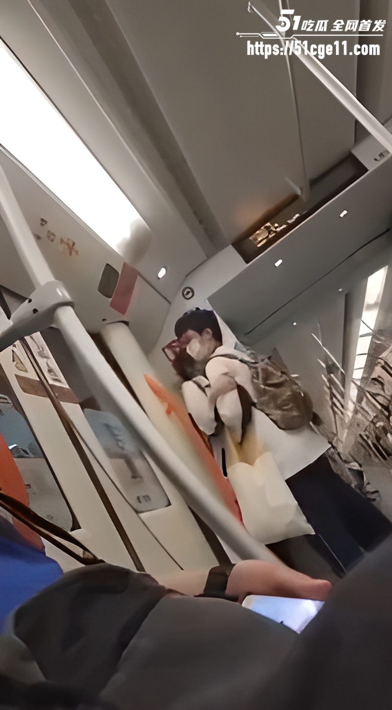 00后小情侣地铁上整活 3 00后小情侣地铁上整活 3