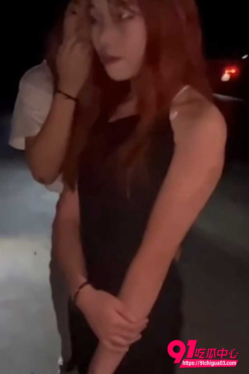 高挑嫩妹夜晚被霸凌 小美人被迫脱光衣服满眼害怕不敢反抗 这无助瑟抖太揪心了！