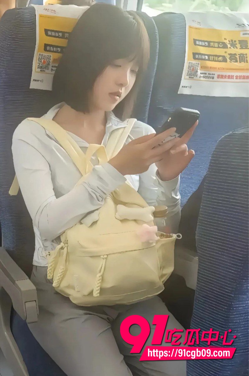 高铁短发女孩爆瓜实锤!坐高铁去当外围视频曝光 抖音名真铁蛋 小莉帮忙栏目记者 短发骚货反差婊本性藏不住了!